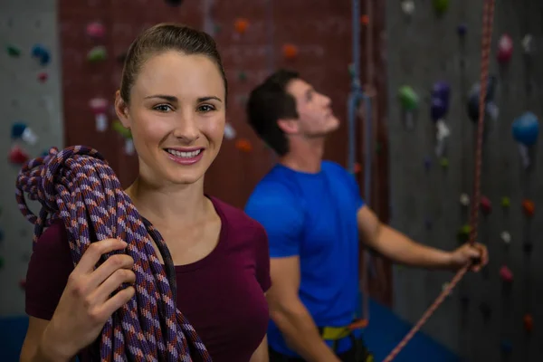 Atleta con corda e parete da arrampicata trainer — Foto Stock
