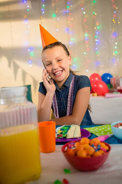 Dívka mluví na mobilním telefonu — Stock fotografie