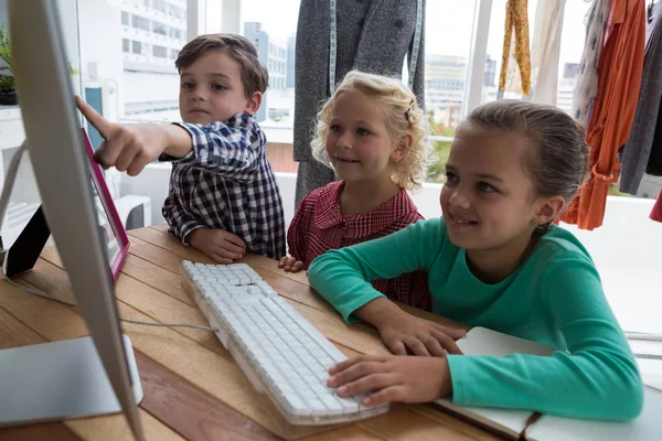 Kinderen van zakelijke laptop gebruikt — Stockfoto