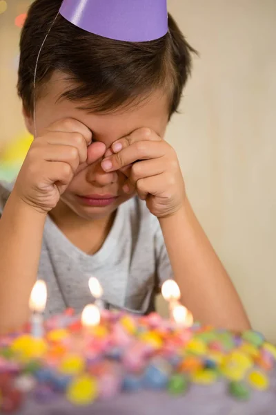 Ideges fiú ül a születésnapi torta — Stock Fotó