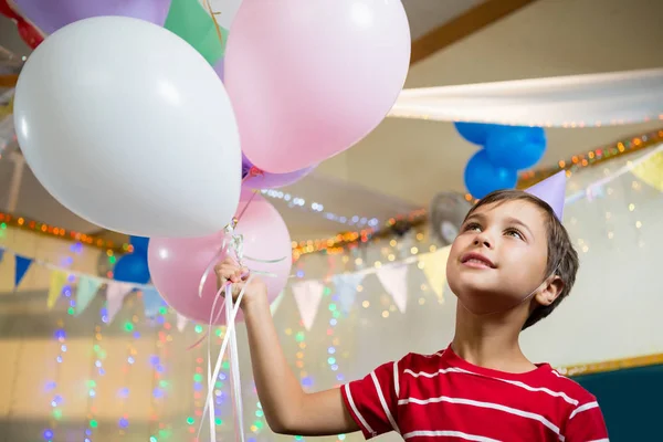 Niedlicher Junge mit bunten Luftballons — Stockfoto