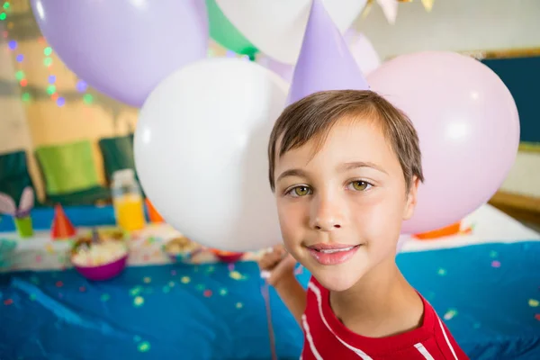 Bonito menino segurando balões coloridos — Fotografia de Stock
