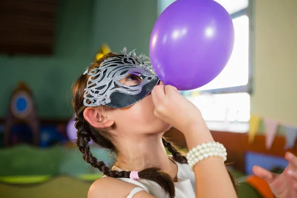 Sevimli kız üfleme balon — Stok fotoğraf