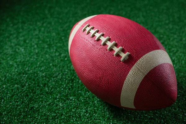 Football americano sul tappeto erboso artificiale — Foto Stock