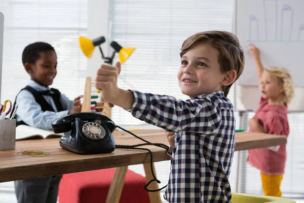 Kinder arbeiten im Büro — Stockfoto