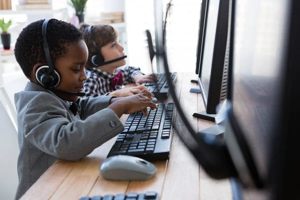 Meninos de negócios usando computadores — Fotografia de Stock