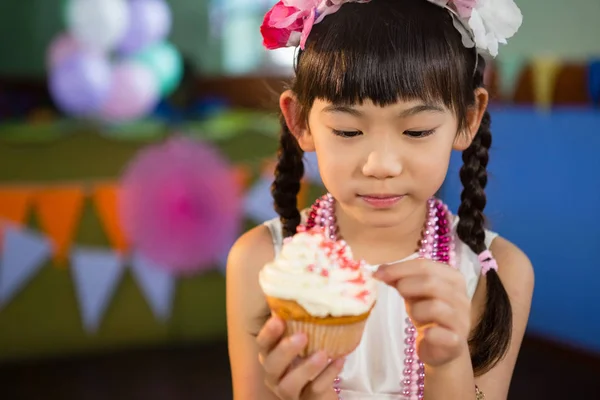 Linda chica decorando cupcake — Foto de Stock