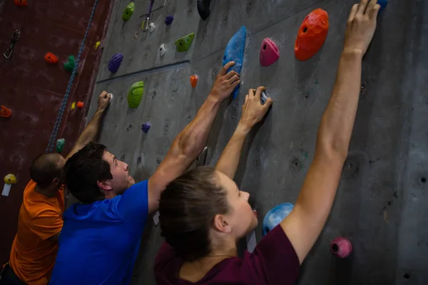 Entrenador con atletas escalando la pared — Foto de Stock