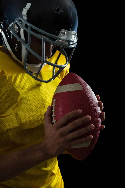 Jogador de futebol americano segurando bola — Fotografia de Stock