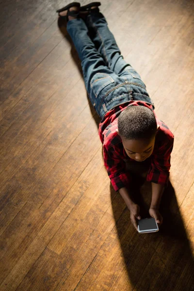 Pojke med mobiltelefon — Stockfoto