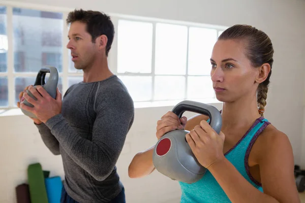 运动员与壶铃在健身房锻炼 — 图库照片