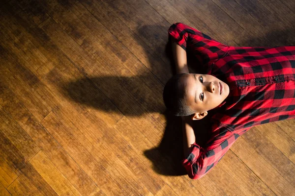 Anak manis santai di lantai kayu — Stok Foto