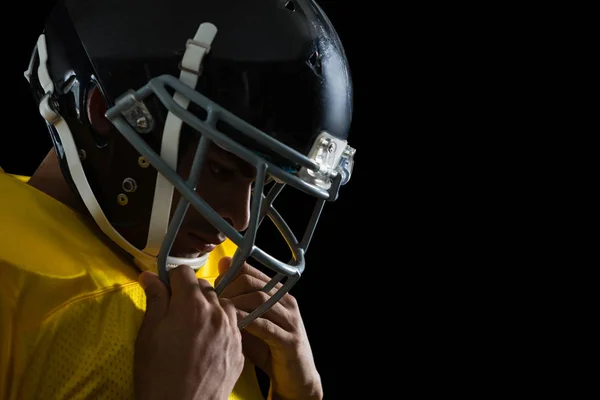 Jogador de futebol americano com engrenagem principal — Fotografia de Stock