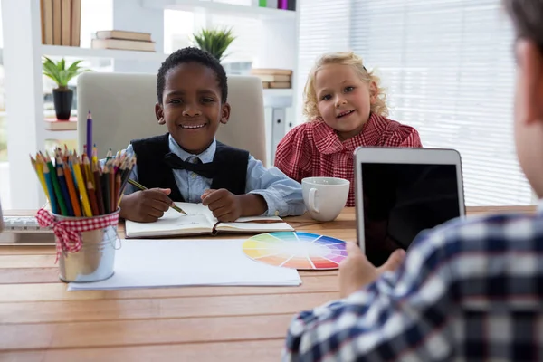 Menino de negócios usando tablet — Fotografia de Stock