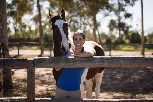 Jinete sonriente con caballo — Foto de Stock