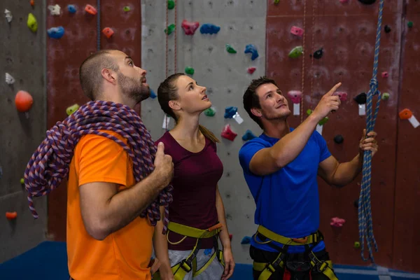 Erkek eğitmen tırmanma içinde sporcular rehberlik — Stok fotoğraf