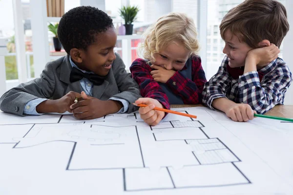 Niños analizando el plan — Foto de Stock