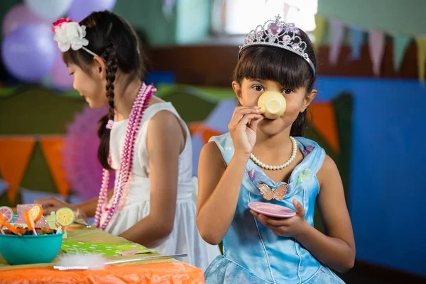 Meninas bonitos ter chá — Fotografia de Stock