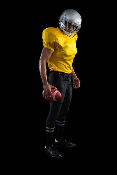 Amerikaanse voetbal speler holding ball — Stockfoto