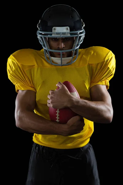 Amerikaanse voetbal speler holding ball — Stockfoto