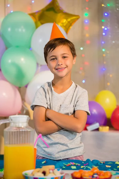 Netter Junge mit verschränkten Armen — Stockfoto