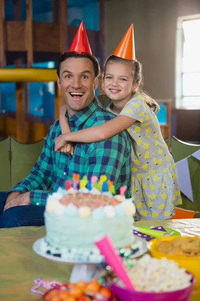 Pai e filha celebrando aniversário — Fotografia de Stock