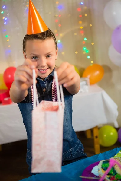 Ragazza in possesso di sacchetto regalo — Foto Stock