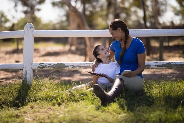 Smiling siblings talking — Stock Photo, Image