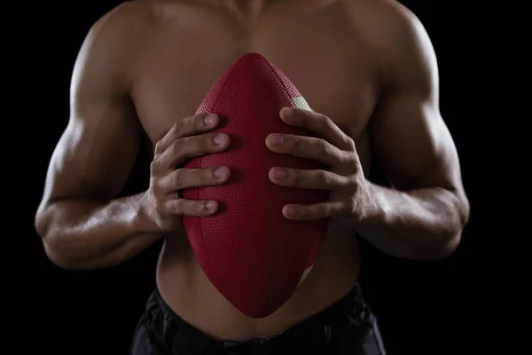 Amerikansk fotbollsspelare håller bollen — Stockfoto