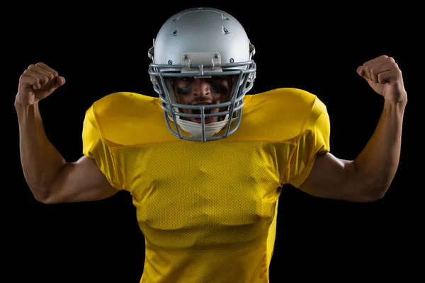 American Football-Spieler lässt Muskeln spielen — Stockfoto