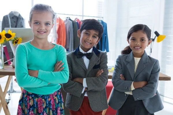 Business-Kids mit verschränkten Armen im Stehen — Stockfoto