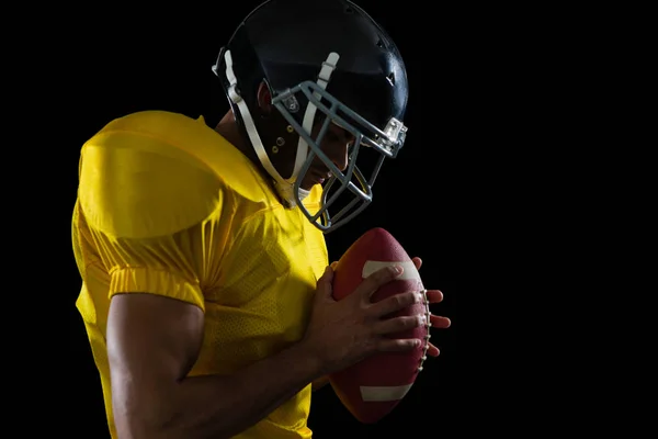 Jogador de futebol americano segurando bola — Fotografia de Stock