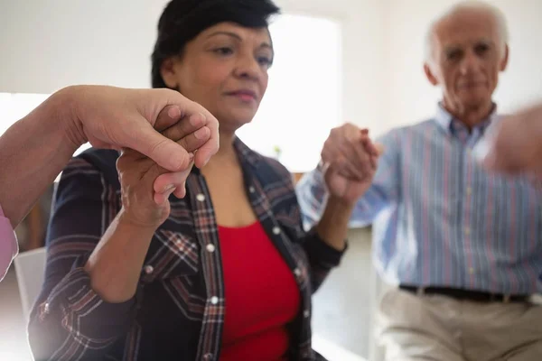 Kvinna med vänner som håller hand — Stockfoto