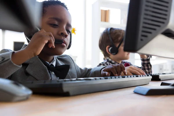 Meninos de negócios usando computadores — Fotografia de Stock