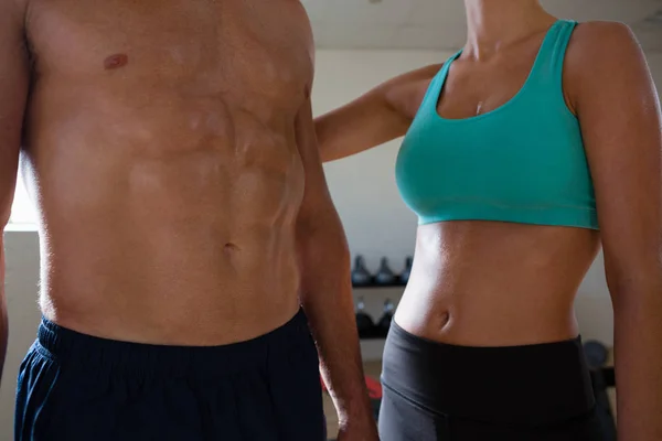 Atletas em forma em pé no clube de fitness — Fotografia de Stock