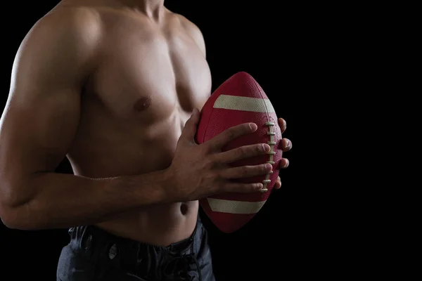 Jugador de fútbol americano sosteniendo pelota — Foto de Stock