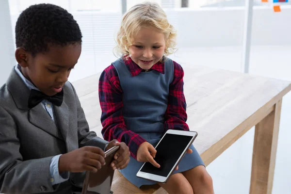 Kinderen met behulp van Tablet PC 's — Stockfoto