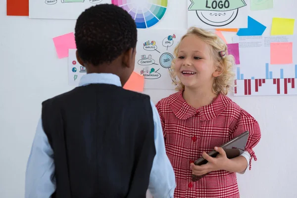 Kinder diskutieren im Büro — Stockfoto