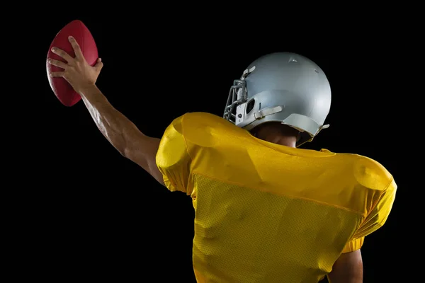 Jogador de futebol americano segurando bola — Fotografia de Stock