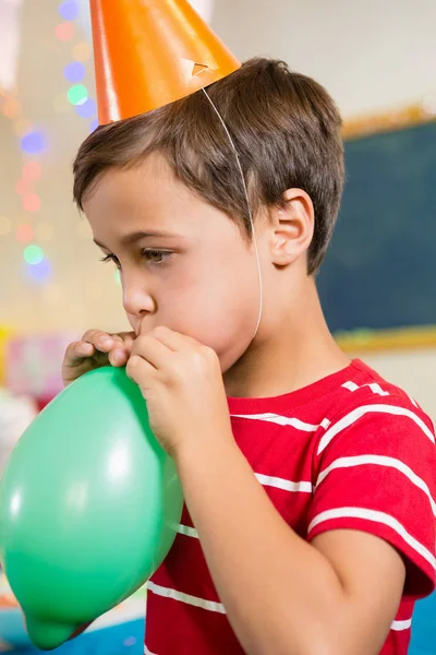 Sevimli çocuk üfleme balon — Stok fotoğraf