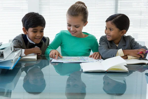 Gülümseyen çocuklar içinde Boardroom tartışıyor — Stok fotoğraf