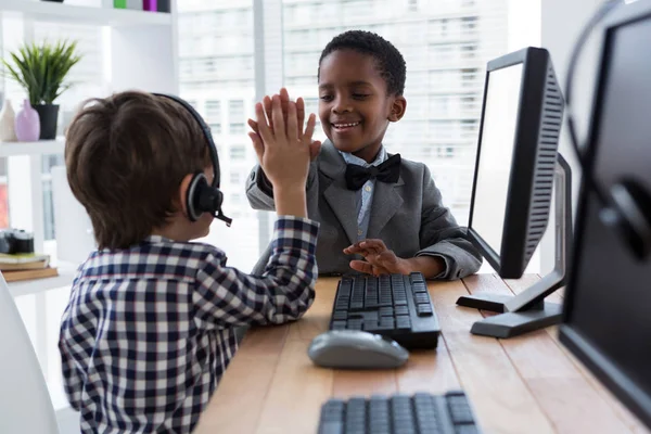 Kinder geben High Five — Stockfoto