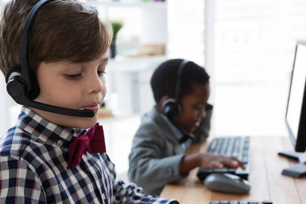 Zakelijke jongens met behulp van computers — Stockfoto