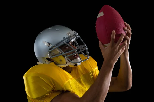 Jogador de futebol americano olhando para bola — Fotografia de Stock