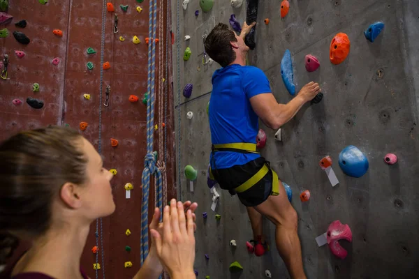 Atlet tezahürat eğitmen tırmanma duvarı — Stok fotoğraf