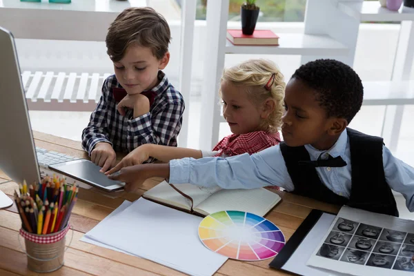 Business-Kids diskutieren über Tablet — Stockfoto