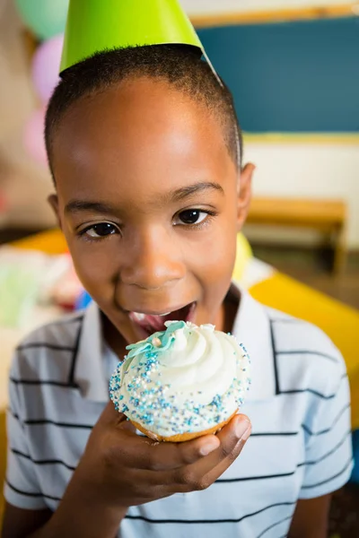 Çörek yiyen çocuk — Stok fotoğraf