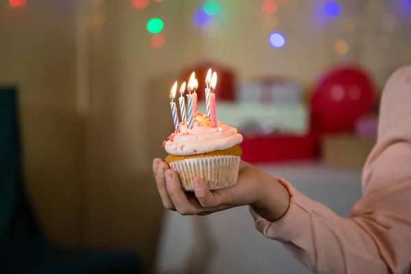 Yanan mumlar ile cupcake tutarak kız — Stok fotoğraf