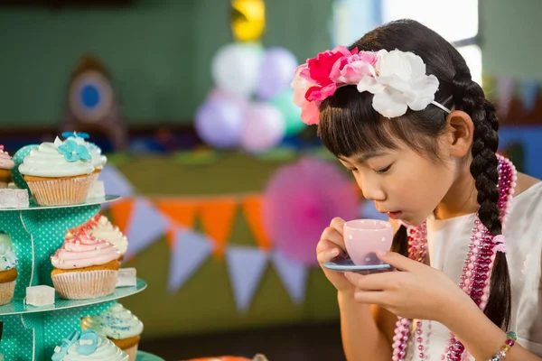 Roztomilá dívka pití čaje — Stock fotografie