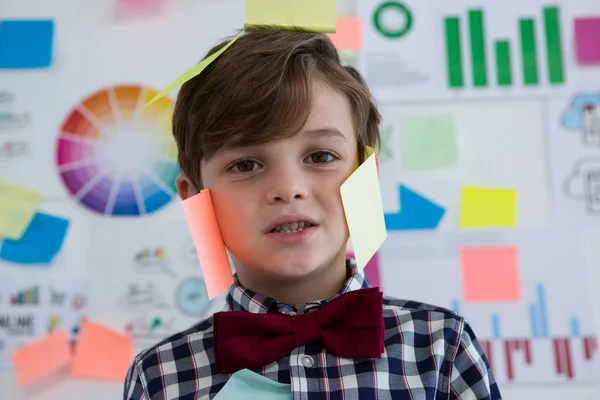 Szczęśliwy firm chłopiec z notatek programu sticky notes — Zdjęcie stockowe